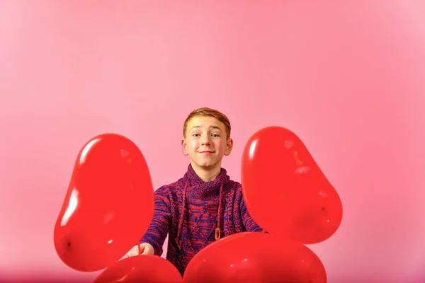 Menino Entre Balões Coração Vermelho Forma Coração Fundo Rosa Para — Fotografia de Stock
