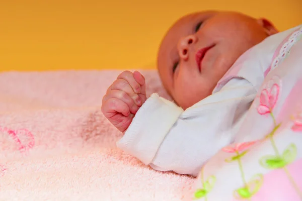 Ein Neugeborenes Baby Liegt Einem Rosa Schlaflied Auf Gelbem Hintergrund — Stockfoto