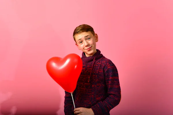 Menino Entre Balões Coração Vermelho Forma Coração Fundo Rosa Para — Fotografia de Stock