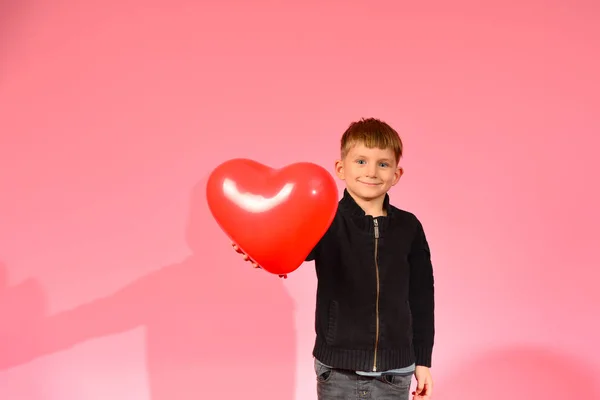 Bonito Criança Segura Sua Mão Coração Arejado Para Presente — Fotografia de Stock