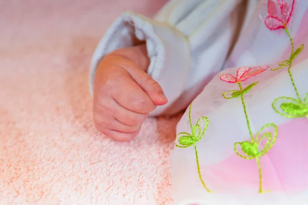 Ein Neugeborenes Baby Liegt Einem Rosa Schlaflied Auf Gelbem Hintergrund — Stockfoto