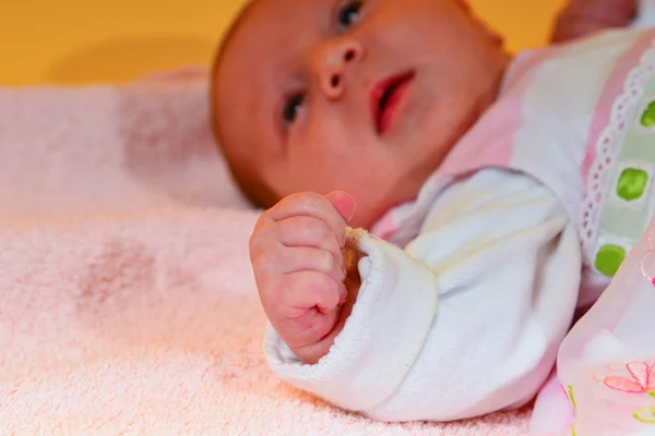 Ein Neugeborenes Baby Liegt Einem Rosa Schlaflied Auf Gelbem Hintergrund — Stockfoto