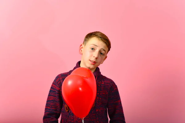 Chlapec Mezi Červenými Srdečními Balónky Podobě Srdce Růžovém Pozadí Pro — Stock fotografie