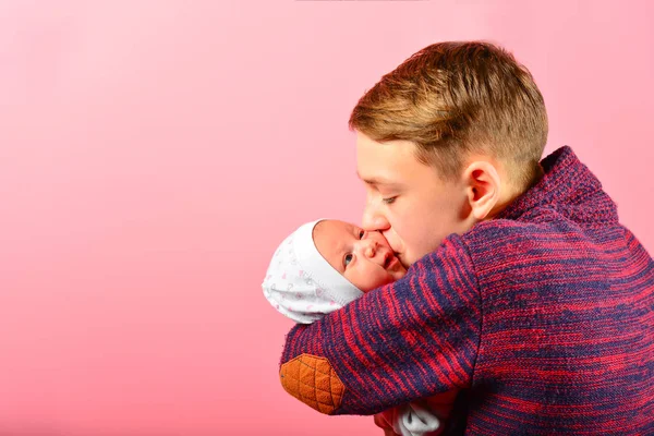 Der Vater Spielt Mit Dem Kind Und Küsst — Stockfoto