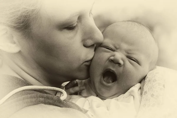 Mutter Küsst Ein Neugeborenes Baby Vintage Foto Mit Straffung — Stockfoto