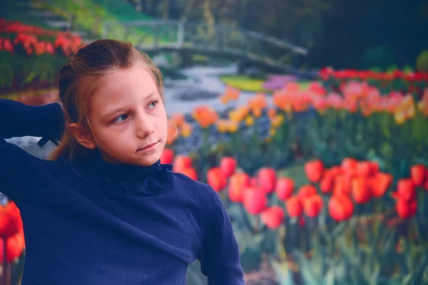 Tulips Arka Planda Kız Mart Kavramı Tüm Severler Günü — Stok fotoğraf