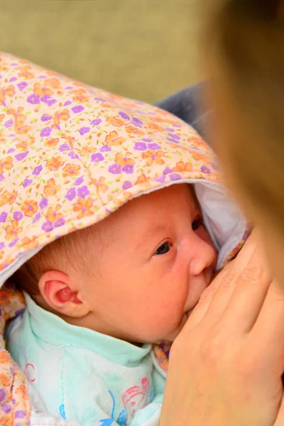 Mutter Bedeckt Ihre Brüste Mit Der Hand Wenn Das Baby — Stockfoto