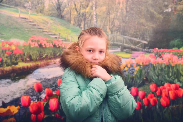 Chica Fondo Los Tulipanes Concepto Marzo Día Todos Los Amantes — Foto de Stock