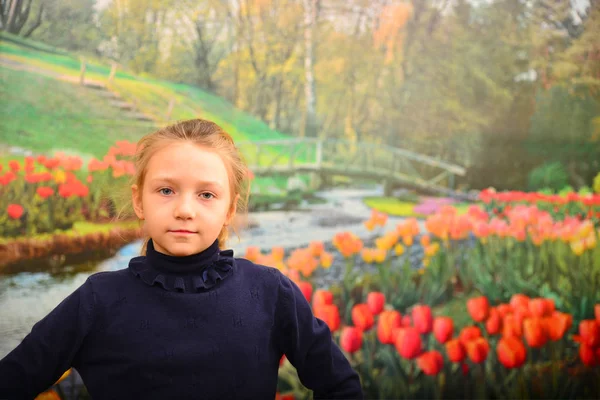 Lány Háttérben Tulipán Koncepció Március Nap Minden Szerelmeseinek — Stock Fotó