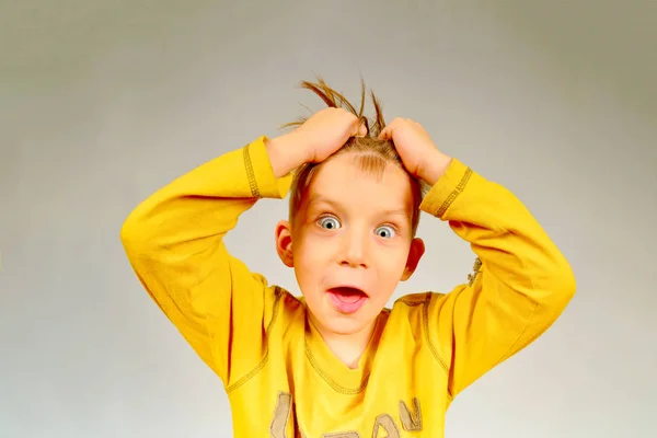 Überraschter Junge Gelbem Pullover Der Seine Hände Den Haaren Kopf — Stockfoto