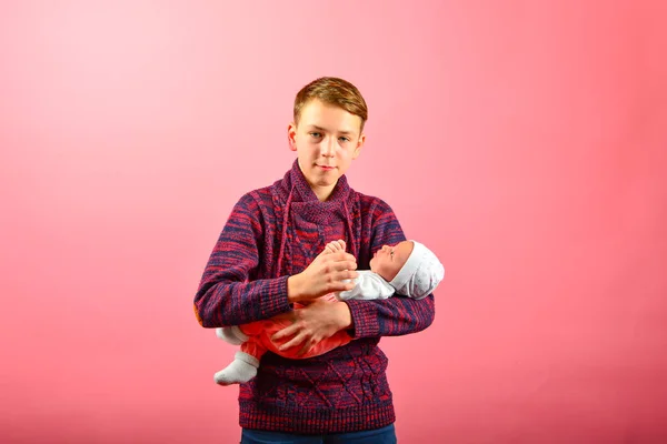 Young Dad Holds Newborn Baby His Arms Studio Pink Background — Stock Photo, Image