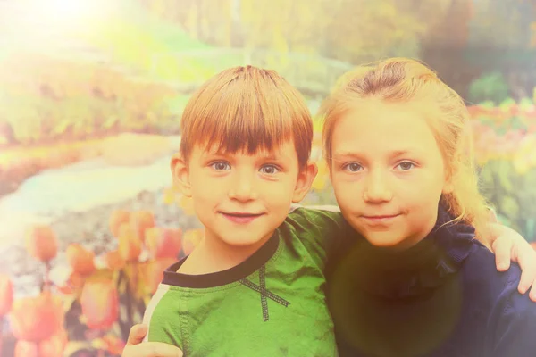 Hermana Con Hermano Fondo Los Tulipanes Concepto Marzo Día San — Foto de Stock