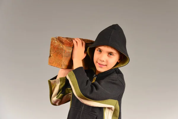 Chłopiec Trzyma Log Ramieniu Facet Prowadzi Drewno Kominkowe Światło Ognia — Zdjęcie stockowe