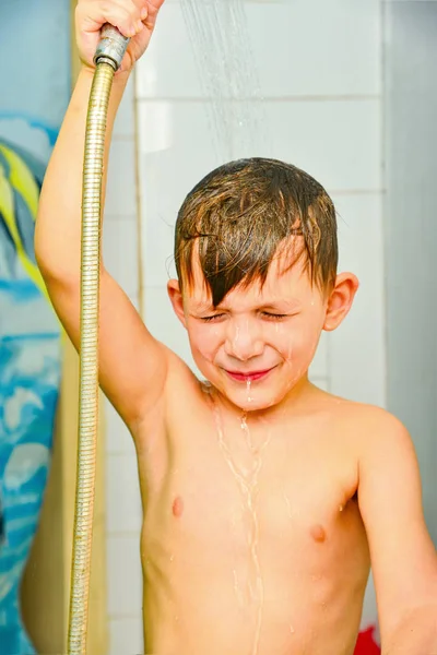 Мальчик Шампунем Голове Смывает Мыльную Воду — стоковое фото