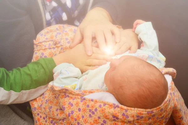 Neugeborenes Baby Den Armen Der Mutter — Stockfoto