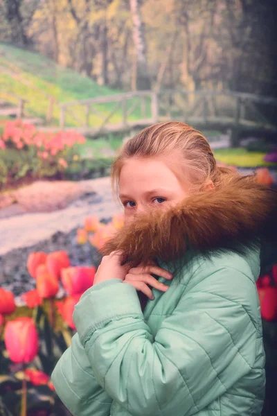 Chica Fondo Los Tulipanes Concepto Marzo Día Todos Los Amantes — Foto de Stock