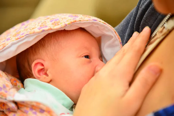 Mutter Bedeckt Ihre Brüste Mit Der Hand Wenn Das Baby — Stockfoto