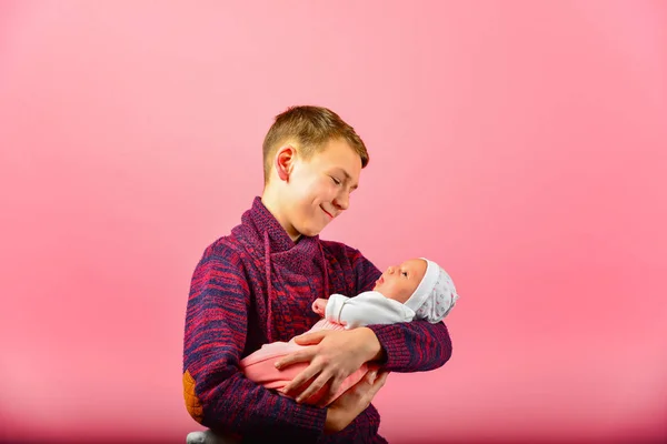 Der Junge Vater Hält Studio Auf Rosa Hintergrund Ein Neugeborenes — Stockfoto