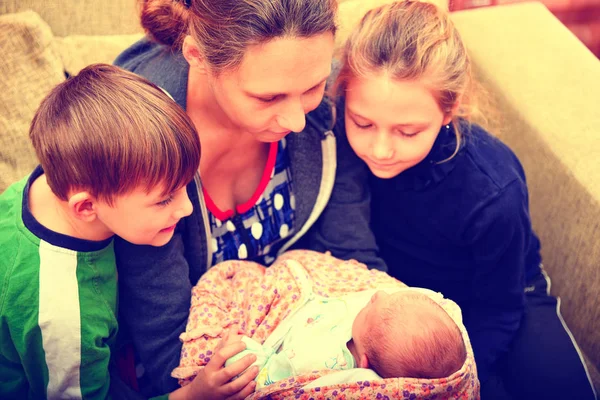 Fratello Sorella Guardano Neonato Con Sua Madre — Foto Stock