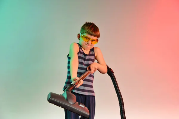 Little Helper Goggles Directs Brush Vacuum Cleaner Forward Photo Studio — Stock Photo, Image