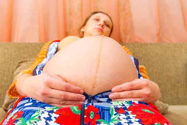 Grande Pancia Una Donna Incinta Vista Dal Basso Foto Grandangolare — Foto Stock