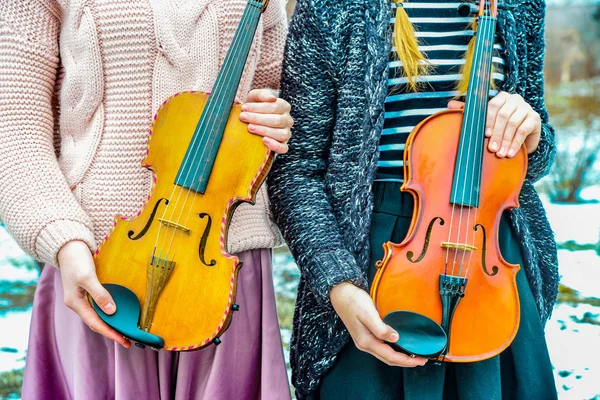 Due Ragazze Stanno Guardare Tengono Mano Violini — Foto Stock