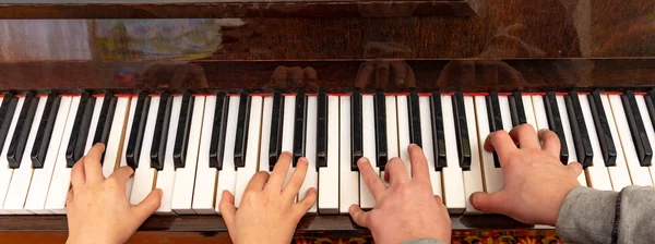Игра Пианино Четыре Руки Вид Сверху — стоковое фото
