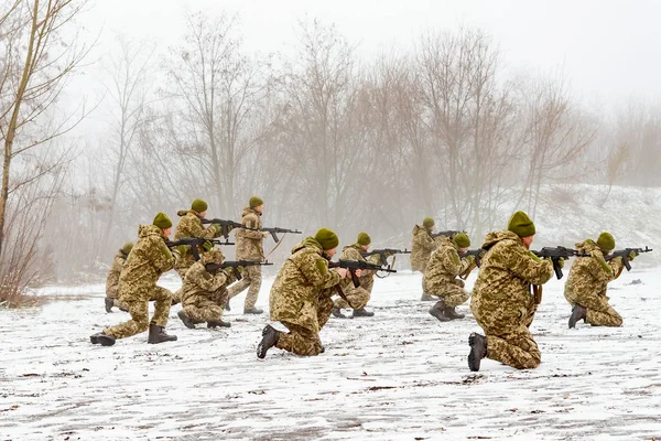 Боевой Отряд Камуфляже Оружием Переходит Наступление Зимой — стоковое фото