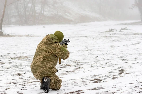 Ένας Στρατιωτικός Στρατιώτης Καμουφλαρισμένο Ένα Όπλο Πηγαίνει Στην Επίθεση Χειμώνα — Φωτογραφία Αρχείου