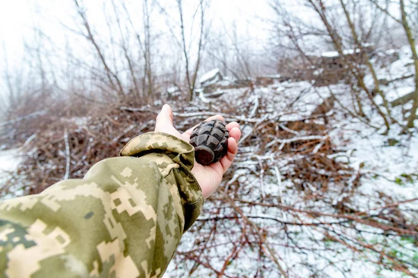 Der Soldat Hält Eine Splittergranate Der Hand — Stockfoto