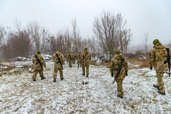 Wojsko Kamuflażu Karabinów Szturmowych Kałasznikowa Plecami Iść Przodu Aby Zaatakować — Zdjęcie stockowe