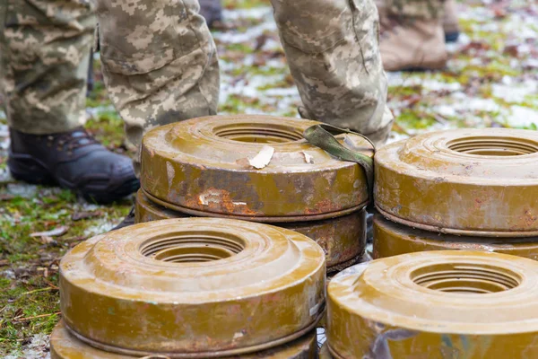 Anti-Tank ve anti-personel mayınlar bir sigorta olmadan yere yalan.