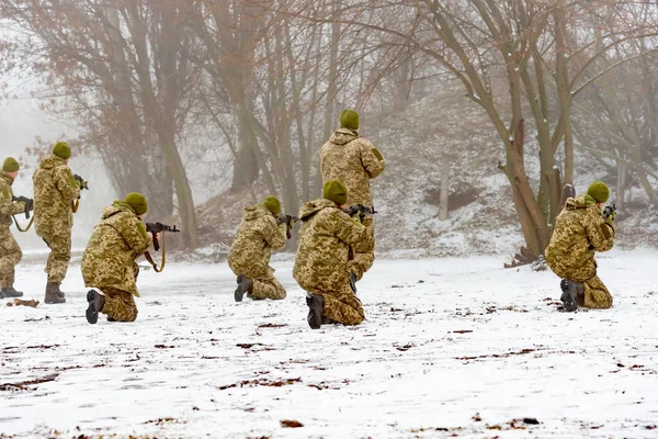 Militären Kamouflage Attacken Mot Fienden Med Kalashnikov Gevär — Stockfoto