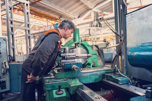 Makine için Turner, makine operatörü kesme ve metal işleme teknolojik sürecini kontrol.