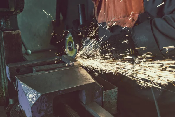 Meccanico Lavorazione Pulisce Metallo Macinando — Foto Stock