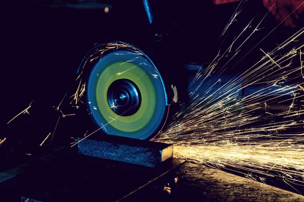 Processamento Metal Por Máquina Moagem Ação Manual Com Faíscas Voadoras — Fotografia de Stock