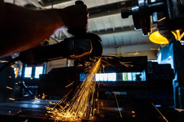 İşçi ile Bileme Makinası metal cilalar ve yakın çekim kıvılcım