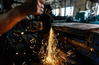 İşçi ile Bileme Makinası metal cilalar ve yakın çekim kıvılcım