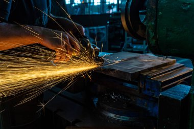 İşçi ile Bileme Makinası metal cilalar ve yakın çekim kıvılcım