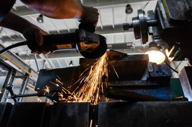 İşçi ile Bileme Makinası metal cilalar ve yakın çekim kıvılcım