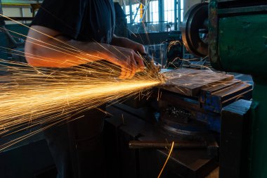 İşçi ile Bileme Makinası metal cilalar ve yakın çekim kıvılcım