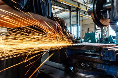 İşçi ile Bileme Makinası metal cilalar ve yakın çekim kıvılcım