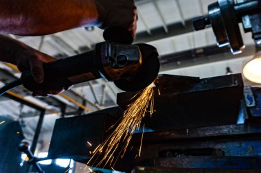 İşçi ile Bileme Makinası metal cilalar ve yakın çekim kıvılcım