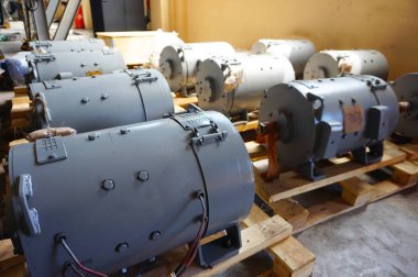 Bir depoda üretim bir raf üzerinde elektrik motorları vardır