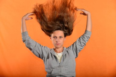 Kız saçını atar ve anında sarı bir arka plan üzerinde çiçek