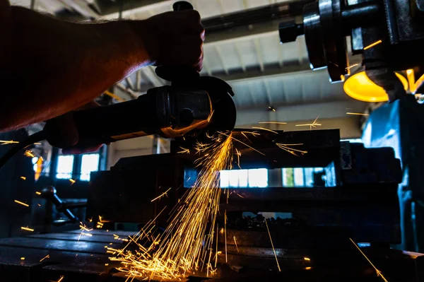 Arbetaren Polerar Metallen Med Slipmaskin Och Gnistor Närbild — Stockfoto