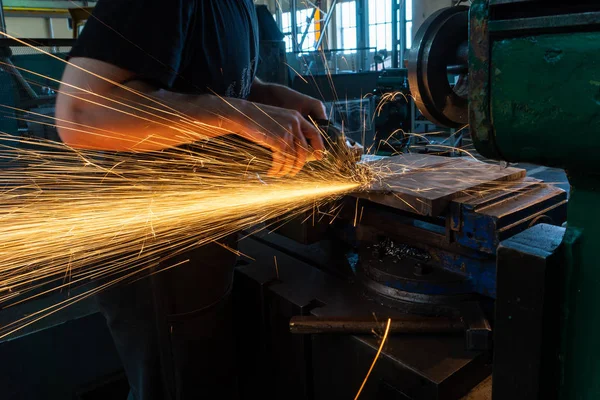 İşçi ile Bileme Makinası metal cilalar ve yakın çekim kıvılcım