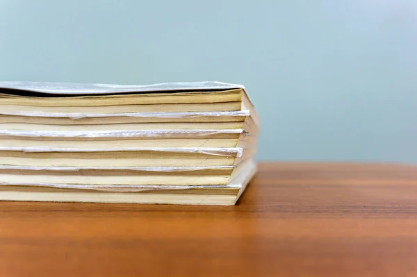 Uma Pilha Livros Estão Deitados Uma Mesa Marrom Documentos São — Fotografia de Stock