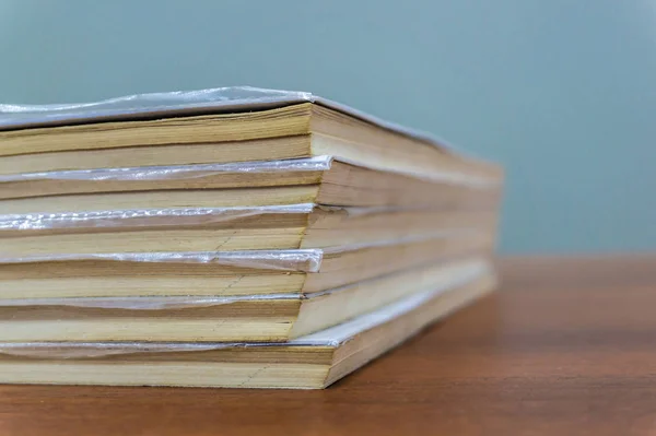 Uma Pilha Livros Estão Deitados Uma Mesa Marrom Documentos São — Fotografia de Stock