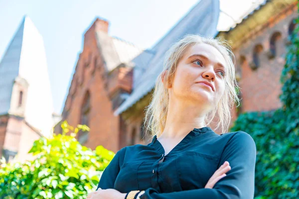 Portrait Une Belle Fille Sexy Sur Fond Vieux Château Rouge — Photo